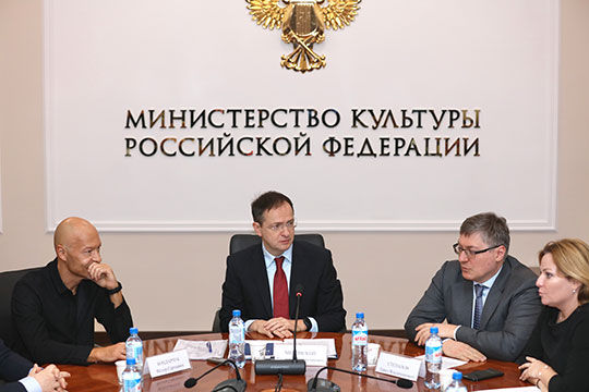 Несмотря то, что кресло под Владимиром Мединским качалось несколько дней, закулисно шла нешуточная борьба. Выбор пал на главу департамента кино минкульта Ольгу Любимову (справа)