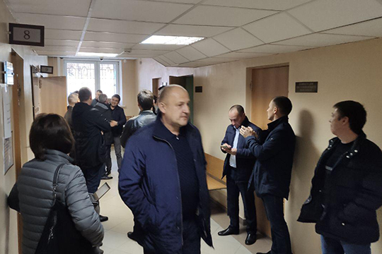 В коридоре Гарипова вновь встретили аплодисментами и объятиями его сотрудники. «Обид ни на ФСБ, ни на СК нет — каждый делал свою работу», — прокомментировал Вильдан Каримов
