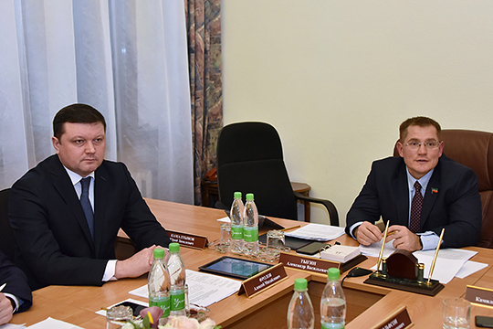 Замминистра строительства РТ Алексей Фролов (слева) рассказал, что общий объем реализации госпрограммы по обеспечению населения услугами ЖКХ и качественным жильем (с 2014 года) составил 98 млрд рублей