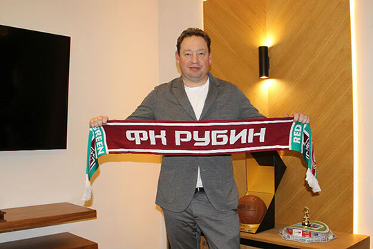 На нового тренера футбольного клуба «Рубин» Леонида Слуцкого мэр возлагает большие надежды