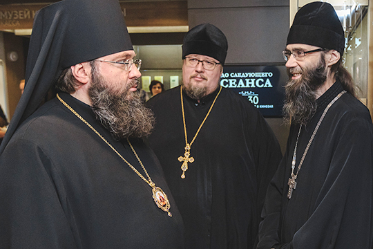 Протоиерея Сергея Титова (в центре) называют одним из самых грамотных и образованных священников Казани