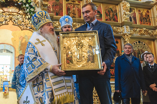 Дмитрий Самаренкин (справа на переднем плане) сделал невероятный жест доброй воли, подарив одноименному свияжскому храму икону Божией Матери «Всех скорбящих радость»