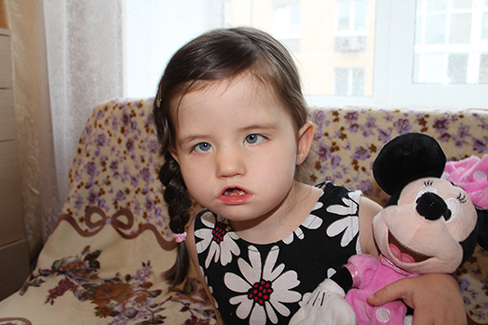 Маленькой Алсу из Казани с синдромом Мебиуса поможет операция, но стоит она очень дорого — более миллиона рублей