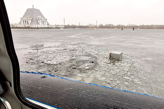 Сегодня спасатели у храма-памятника погибшим при взятии Казани воинам, в 150 метрах от Кировской дамбы, обнаружили промоину, в которой предположительно утонул рыбак