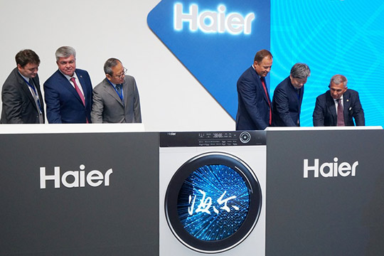Перечень производств пополнился современным роботизированным заводом каркасов кабин за 400 млн евро, возведенный СП «Даймлер КАМАЗ Рус», и заводом стиральных машин корпорации Haier