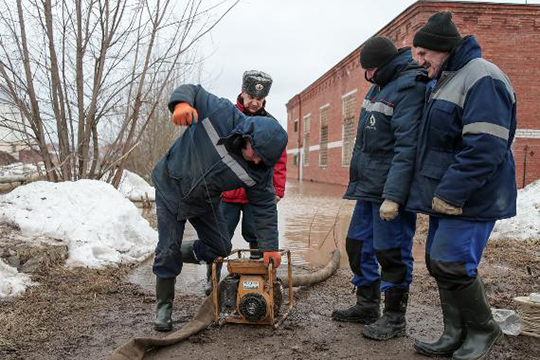 «У нас работают более 1,3 тысячи человек. Некая текучесть присутствует, но это рабочий процесс. После того, как сумели поднять зарплату операторам котельных, а это порядка 400 человек, текучка стабилизировалась»