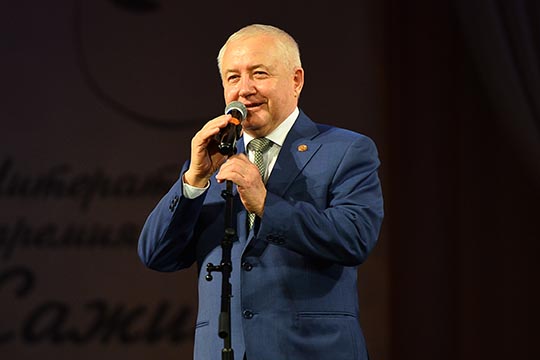 «Каждый год мы узнаем новые имена, — сказал Рустам Мухамадеев. — Премия помогает дать новый стимул литераторам и придать уверенности тем, кто делает первые шаги в творчестве»