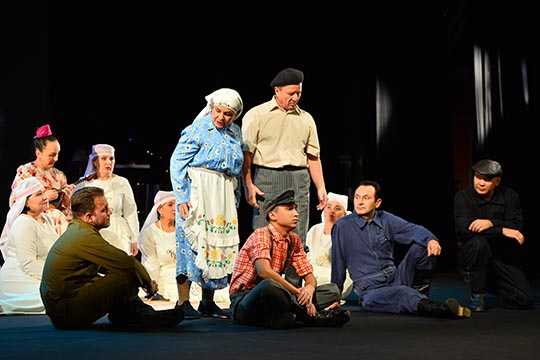 По традиции, церемония открылась оригинальной театрализованной заставкой с участием всей труппы Альметьевского татарского драматического театра