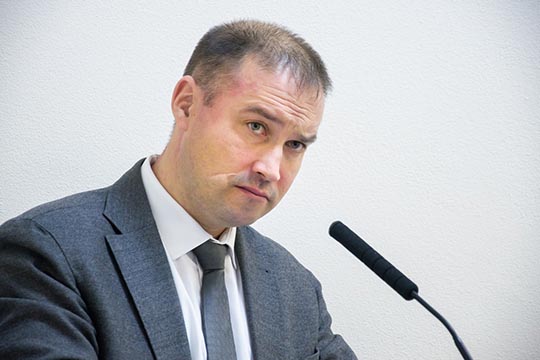 По словам начальника управления образования Нижнекамска Айдара Фаретдинова сейчас не существует единой базы данных по неблагополучным семьям и подросткам. Свои базы есть у управления образования, полиции и других ведомств, но они не объединены