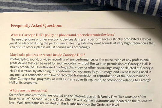 В «Карнеги-холл», во всяком случае на бумаге, существуют ограничения на фото- и видеосъемку