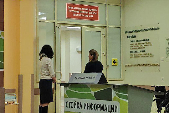 Супруги пострадавших помощника депутата и пилота не покидали холла: они дежурили около двери