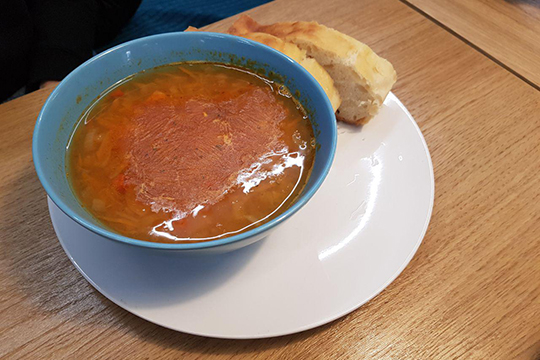 Чечевичный суп отличается от привычно турецко-однородного варианта. Это скорее похлебка с морковью, луком, картофелем и крайне неаппетитной пленкой остывшего жира сверху, когда суп приносят холодным
