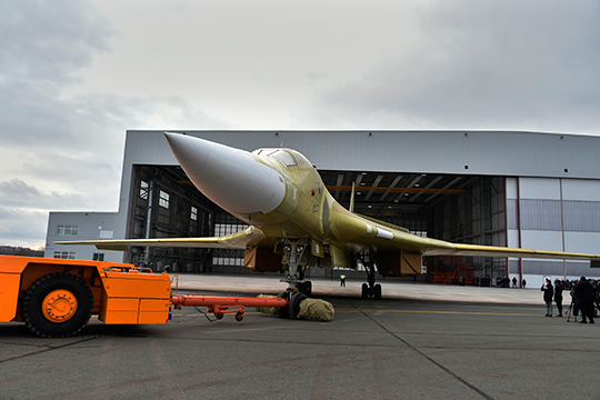 Если поднятый в январе 2018 года достроенный из советского задела Ту-160 был стандартным «Белым лебедем», то ожидающая первого полета машина — действительно модернизированная