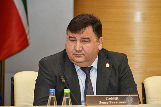 Ленар Сафин обратил внимание Гафарова на то, что в трех районах — Лаишевском, Актанышском и Менделеевском — до сих пор не заключены договоры даже на четвертый квартал