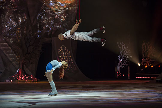 Для своих артистов Дю Солей разработали уникальные противоскользящие ботинки и усиленные костюмы, смягчающие удар при возможном падении с высоты на лёд
