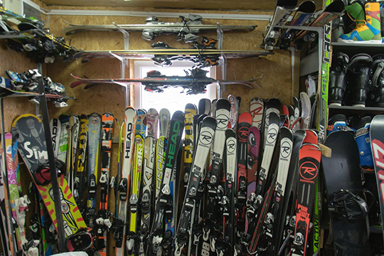 Прокат инвентаря в «Федотово» можно назвать вполне доступным. Имеется снаряжение для лыжного спорта и сноубординга. Прокат лыж на три часа для взрослого — 400 рублей, для ребенка — 300 рублей