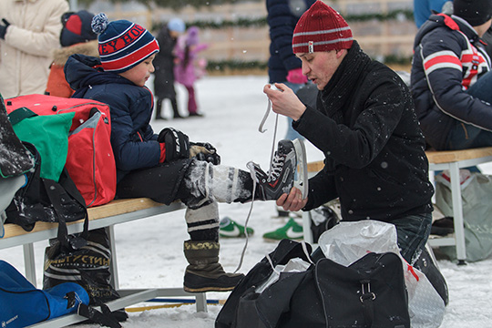 Прокатиться на коньках можно на ледовой арене «Шинника». В будние дни каток работает с 15 до 22 (последний прокат — в 21 час), в выходные — с 11 до 22