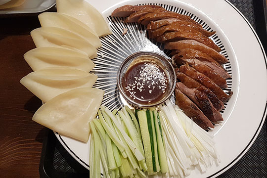 Технологию приготовления утки по-пекински повара в «Каоя» изучали в столице Китая и строго соблюдают технологию. Птица в итоге готовится, как уверяют в «Фабрике», 18 часов и получается такой же, как в Пекине