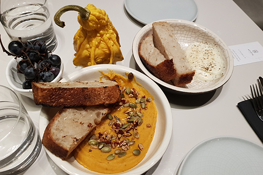 Паштет из тыквы очень вкусный. Он подается с двумя ломтями горячего, слегка обжаренного в масле хлеба собственной выпечки, кусочками орехов пекан и тыквенными семечками. Получилась идеальная осенняя вегетарианская закуска
