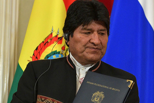 Действующий президент Боливии Эво Моралес находится в бегах. В отставку он подал в минувшее воскресенье, спустя 3 недели после того, как выиграл свои четвертые по счету выборы