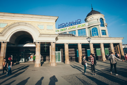 «Когда гуляешь в центре города в дождь, все ноги мокрые. Вот реальная проблема. А «Кольцо» — фигня какая-то. Другая проблема — расчистить улицу Баумана от всякой мишуры. И починить ливневки, вот будет здорово»