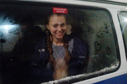 В Зеленодольский городской суд доставили первых задержанных экоактивистов. Сотрудники полиции доставили сначала двух мужчин, чуть позже — еще двух женщин
