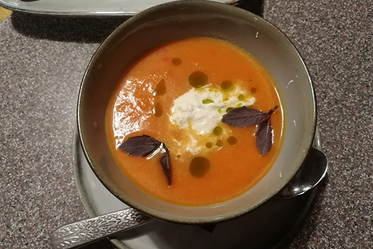 Острый томатный суп со страчателлой