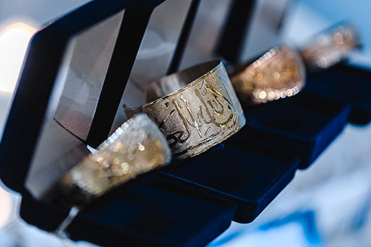 «Сейчас заказывают кольцо, на котором просят выгравировать изречения из ислама, Библии и т. д.»