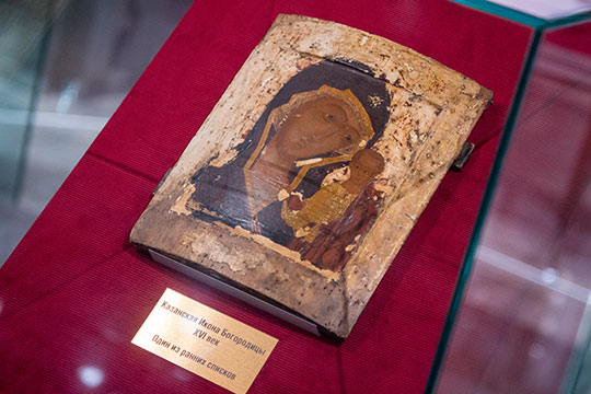 Елена Теребилкина рассказала, что это (Сорокинский список) самый древний список Казанской иконы Божией Матери на выставке, который датируется первым десятилетием после обретения первоявленного образа в 1579 году