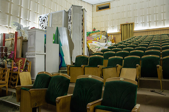 Когда зашли в главный зал ДК, Рзаева указала на кресла, которые рабочие уже выносили из зала, и попросила Магдеева разрешить эти кресла отреставрировать