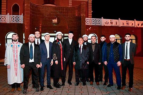 Визит президента Татарстана Рустама Минниханова в Минск начался с посещения Соборной мечети и встречи с активом татарской общины