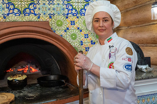Динара Каримуллина специализируется на татарской кухне. Знатоки говорят, что ее азу — лучший в Казани