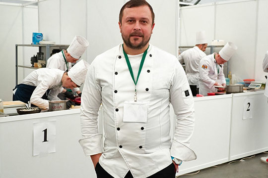 Коллеги по цеху говорят, что Алексей Давыденко хорошо готовит, но не всегда умеет делать продающее меню