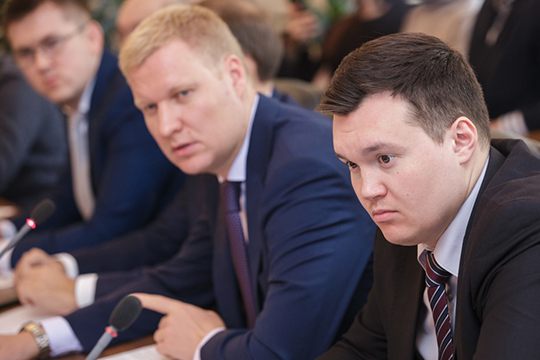Главный специалист сектора аккредитационных центров Артур Валиахметов (справа) сейчас председатель комитета экономического развития исполкома Казани