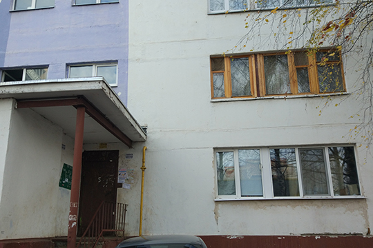 Накануне в районе шести часов вечера полицейские обнаружили в квартире дома № 22 по улице Химиков (первое окно снизу) в Нижнекамске тела супругов — 54-летнего мужа и его 31-летней жены