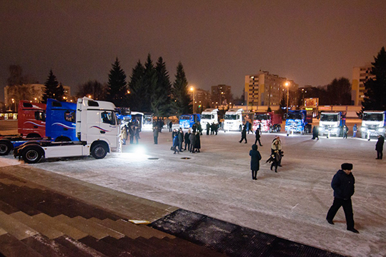В этот вечер у стен здания была организована традиционная выставка грузовиков «КАМАЗ», начиная от первого сошедшего с конвейера и заканчивая последними перспективными моделями