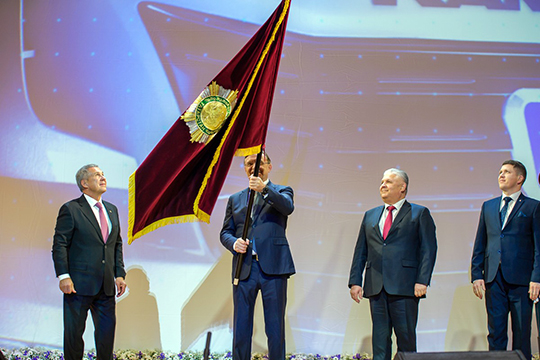 Сергей Когогин принял знамя из рук президента и нешироко помахал им залу под всеобщее ликование и аплодисменты