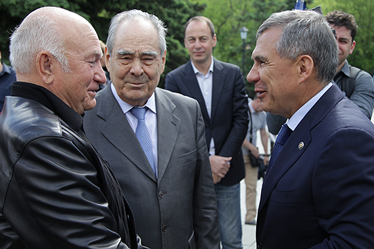 Свои соболезнования супруге Лужкова выразили президент РТ Рустам Минниханов (справа) и госсоветник Минтимер Шаймиев (в центре)