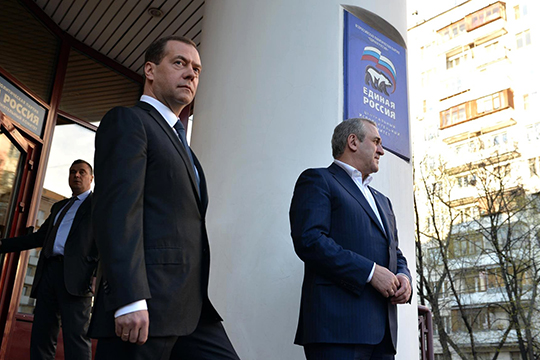 «Ситуация с Медведевым, его увольнением, ударила по имиджу ЕР, у которой и так падает рейтинг. Но при этом партия все равно будет оставлена как партия большинства, потому что другого большинства в Думе у власти нет»