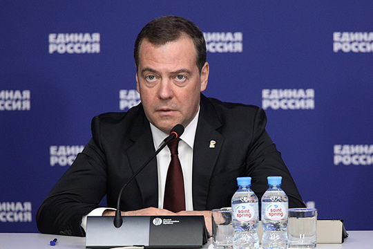 Медведев сразу дал понять, что списывать его со счетов рановато, и почти все присутствовавшие слушали его сосредоточенно-напряженно