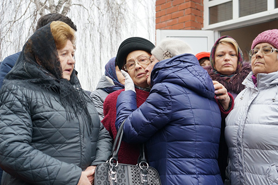 Рядом с гробом соболезнования принимали  безутешная супруга Галина Евсеевна и сын Андрей