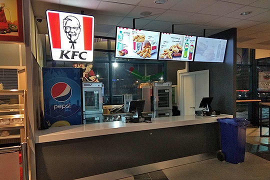 «Ак Барс» вместе с холдингом «АмРест», который по франшизе развивает сети KFC и Pizza Hat в России, открыл две точки общепита на «Татнефть Арене»