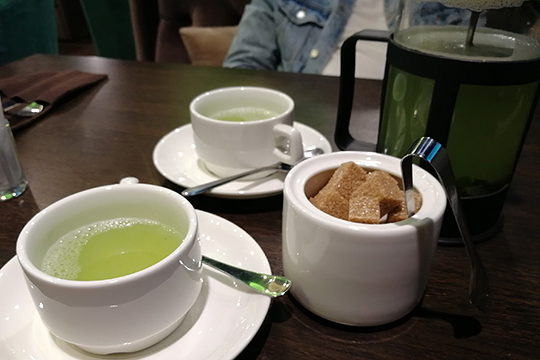 Отметим фирменный чай «Кокос зеленый», в составе которого черный чай, яблоко, мята, пюре и сироп киви
