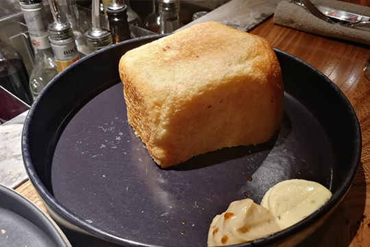 «Дополнительно к тар-тару принесли полбуханки белого хлеба местной выпечки с двумя видами масла»