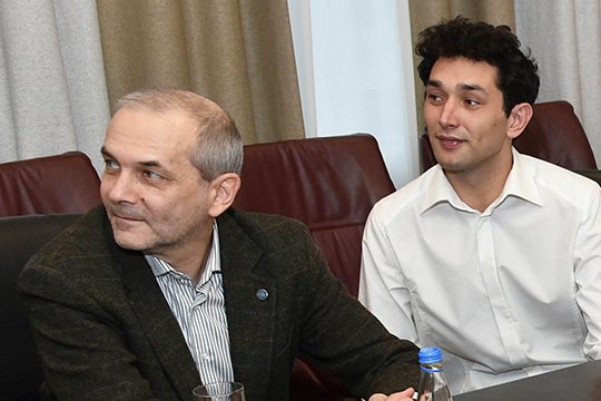 В медиа уже засвечено имя фаворита в борьбе за место главного режиссера — это Олег Киньзягулов из театра им. Камала (справа)