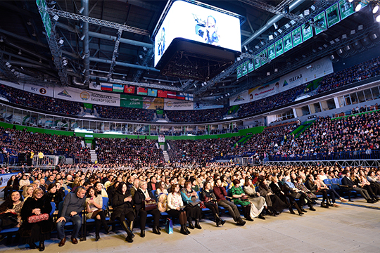 Концерт «Татар жыры» в Уфе собрал более 8000 зрителей. Публика с удовольствием подпевала любимым исполнителям, поддерживая их, активно реагировала на слова ведущих