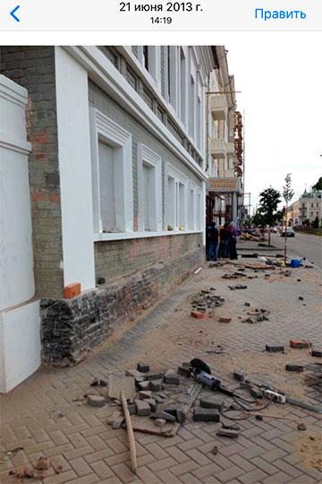 Хакимов показывает фотографии, датированные на телефоне 2013 годом, на которых здание стоит уже в приличном виде