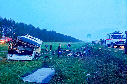 На 51-м километре трассы Уфа — Инзер — Белорецк автобус с туристами из Набережных Челнов перевернулся и вылетел в кювет. Из 39 пассажиров пострадал 21 человек, 6 погибли