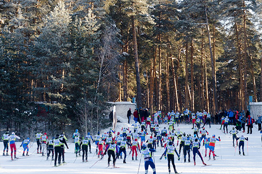 В забегах на четырех городских площадках участвовали 21,5 тыс. любителей лыж в разных возрастных категориях и с разным уровнем подготовки