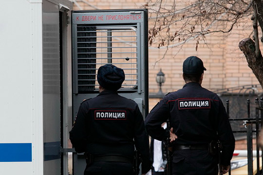 После того, как предприниматель Арсланов обратился в полицию, в Альметьевске прошли обыски. Но не у инспектора ГИБДД, а на объектах бизнесмена